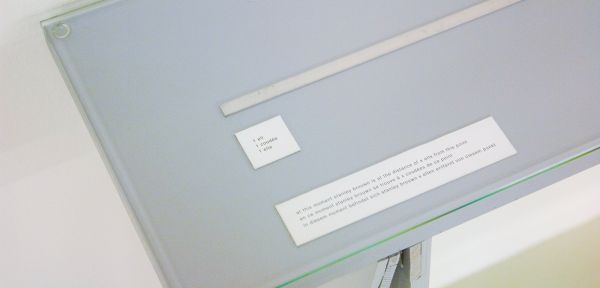 stanley brouwn - at this moment stanley brouwn is at the distance of x ells from this point - Aluminium platen, tafelblad en schragen, 2001 (detail)