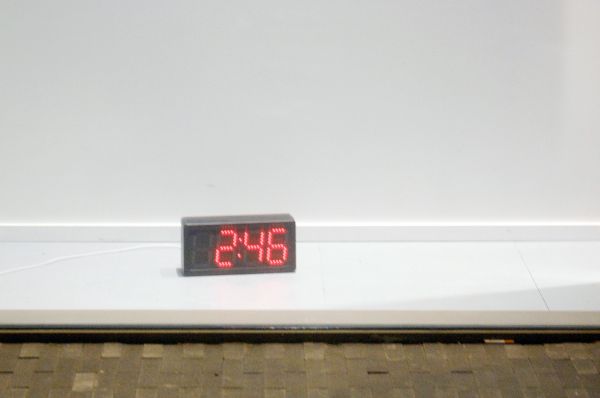 Germaine Kruip - A Room 4 Miniutes - 2 synchroon lopende digitale klokken, eentje telt op, de andere telt achteruit