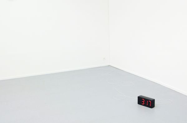Germaine Kruip - A Room 4 Miniutes - 2 synchroon lopende digitale klokken, eentje telt op, de andere telt achteruit