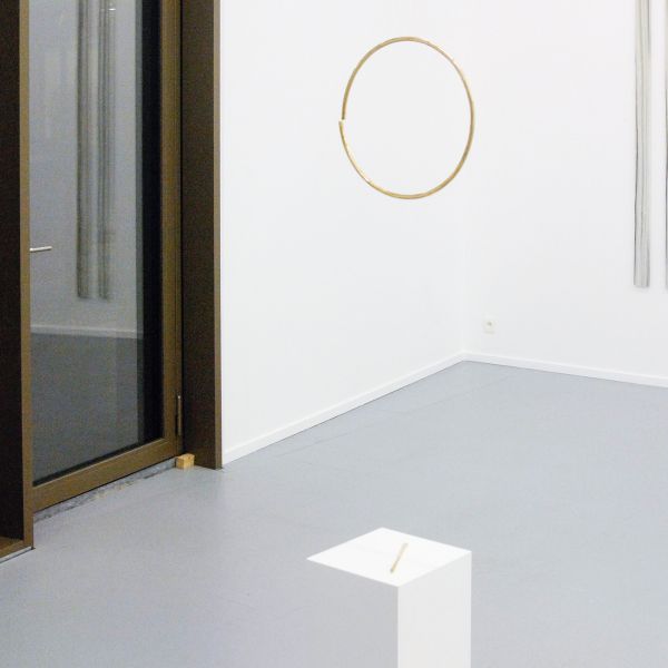 Germaine Kruip - Circle - Gepolijst messing ruit (?!) en slagwerk stok