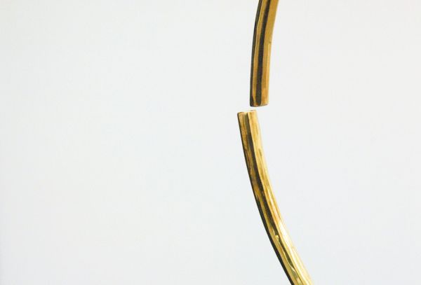 Germaine Kruip - Circle - Gepolijst messing ruit (?!) en slagwerk stok (detail)