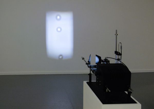 Germaine Kruip - Drop - 30x50x50cm LEDlamp, waterpomp, optische lens en witte sokkel