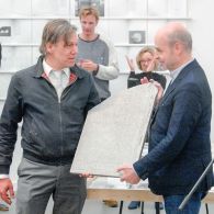 En dan was er dus nog die andere prijs in Rotterdam. De MK Award, vernoemd naar galeriehouders Emmo Grofsmid (1951-2011) en Karmin Kartowikromo (1948-2011) van de MK Galerie. De prijs focust zich [&hellip;]