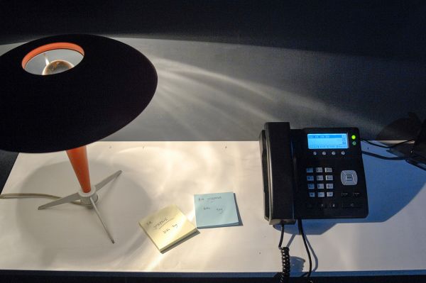 Rana Hamadeh - The Ten Murders of Josephine (The Tongue Twister) - 8 kanaals geluid installatie met pianola en telefoon