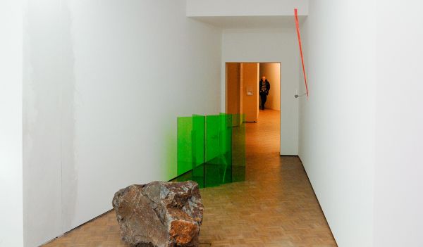 Saskia Noor van Imhoff - # +31,00 1 (1. Fairly soft, very heavy, semi-hard (3-3, 5), ductile, malleable, hackly fracture (can be stretched with a fingernail), Opaque with metallic lustre. Very thin sheets are translucent, letting through weak, greenish light. Dissolves easily, leaving the solution pale-blue.)