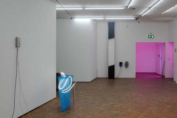 Saskia Noor van Imhoff - # +31,00 1 (1. Fairly soft, very heavy, semi-hard (3-3, 5), ductile, malleable, hackly fracture (can be stretched with a fingernail), Opaque with metallic lustre. Very thin sheets are translucent, letting through weak, greenish light. Dissolves easily, leaving the solution pale-blue.)