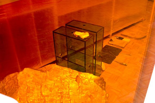 Saskia Noor van Imhoff - # +31,00 1 (1. Fairly soft, very heavy, semi-hard (3-3, 5), ductile, malleable, hackly fracture (can be stretched with a fingernail), Opaque with metallic lustre. Very thin sheets are translucent, letting through weak, greenish light. Dissolves easily, leaving the solution pale-blue.)