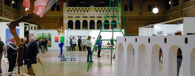 Het is een jaarlijks terugkerend gebeuren, This Art Fair. Tussen kerst en oud- en nieuw bezet een klein honderdtal kunstenaars de beurs van Berlage. Het is niet de enige, maar [&hellip;]