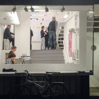 Zelfs als de wereld in brand staat wordt er nog geschilderd. Maar er zullen weinig kunstenaars zijn bij wie de nieuwsperikelen van het afgelopen jaar helemaal niets doen. Neem als [&hellip;]