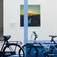 Op de Van Eyck heb ik veel verschillende kunstenaars ontmoet. Verreweg een van de meest enigmatische en sympathieke was Oscar Santillan (1980). Zijn werk is altijd zowel mysterieus als genereus. Het zijn [&hellip;]