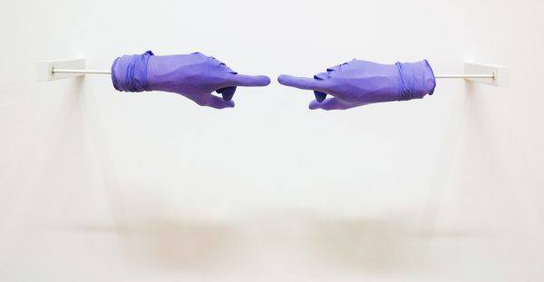 Anri Sala - Title Suspended - Kunsthars, rubber handschoenen en electrische motor
