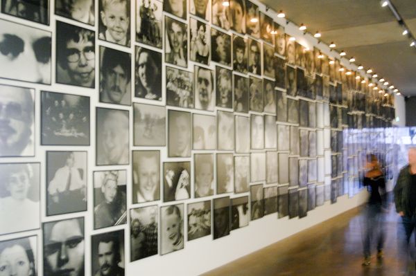 Christian Boltanski - Menschlich - Zwart-witfoto's