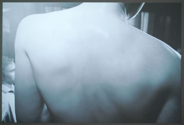 David Claerbout - KING (After Afred Wertheime's 1956 picture of a young man named Elvis Presley) - Eenkanaals videoprojectie, zwart-wit zonder geluid, HD animatie)