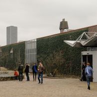 De Pont bestaat 25 jaar en vierde dat uitgebreid met onder andere deze jubileumtentoonstelling. Dit keer geen solopresentaties, maar bruiklenen van kunstenaars die in die jaren aan bod zijn gekomen en werken [&hellip;]