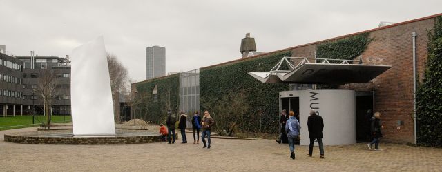 De Pont bestaat 25 jaar en vierde dat uitgebreid met onder andere deze jubileumtentoonstelling. Dit keer geen solopresentaties, maar bruiklenen van kunstenaars die in die jaren aan bod zijn gekomen en werken [&hellip;]