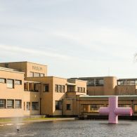 Het werk van Morgan Betz (1974) stemt me altijd vrolijk. De bonte kleuren met speelse eenvoudige voorstellingen kunnen je haast niet koud laten. Op dit moment toont hij enkele sculpturen [&hellip;]