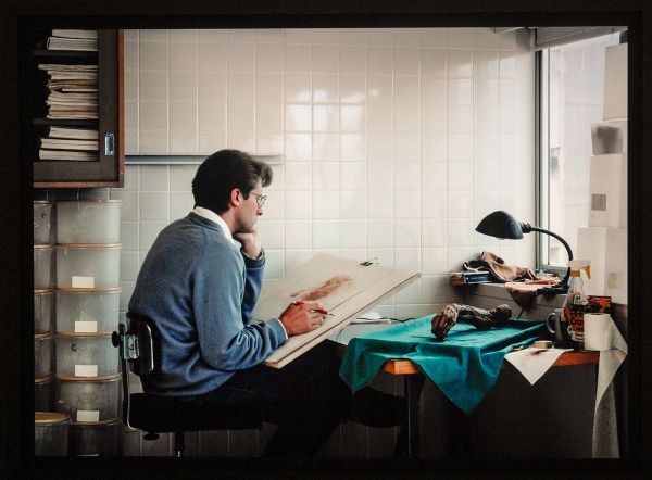 Jeff Wall - Adrian Walker, artist, drwaing from a specimen in a laboratory in the Departement of Anatomy at the University of Britisch Columbia, Vancouver - Cibachrome dia in aluminium kast