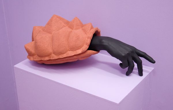 Dodi Espinosa - Nostalgia y Desso - 21x24x52cm Beton, brons, lijm en epoxy