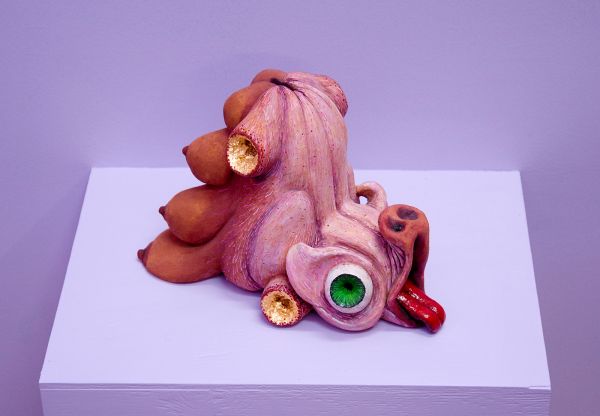 Dodi Espinosa - Venus of Koh Kong - 21x18x30cm Beschilderde klei en bladgoud