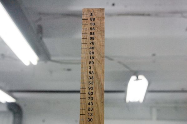 Evelin Brosi & Elvis Bonier - Ein alphabetisches Lineal, das von H inten nach V orne misst - Zeefdruk op eiken lat