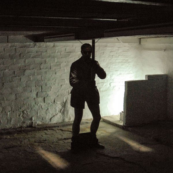 Evelin Brosi & Elvis Bonier - Neerwaarts & Opwaarts & De Schakelaar - Acrylverf op multiplex, broek en enkels en zwartwit film projectie