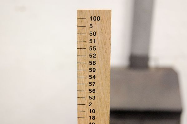 Evelin Brosi & Elvis Bonier - Une Regle Alphabetique Pour Mesurer d' A rriere en A vant - Zeefdruk op eiken lat