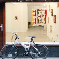 In het kader van de Hazenstraat Biennale (wat eigenlijk betekend dat er een maand lang ieder weekend andere shows zijn bij de betreffende galeries in die straat) toonde Ornis A [&hellip;]