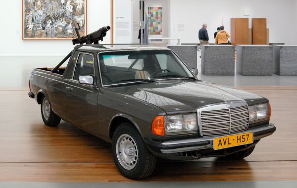 Atelier van Lieshout - Mercedes met 57mm kanon - Auto met kanon