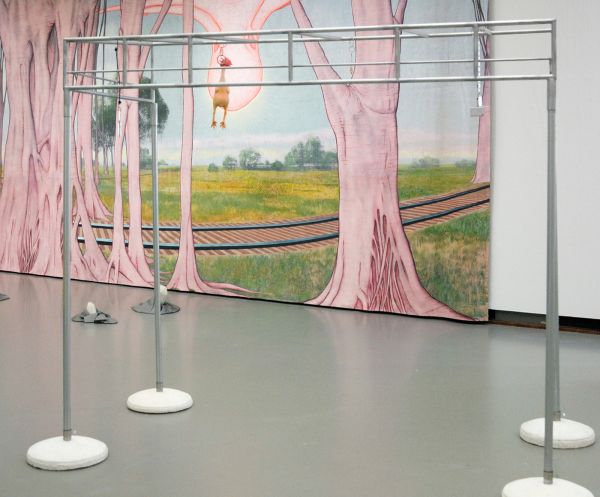 Cady Noland - Chicken Awning frame - Gegalvaniseerd en verschroomd ijzer, beton, plastic, elastiek, vilt en rubber