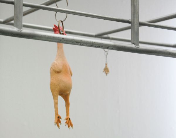 Cady Noland - Chicken Awning frame - Gegalvaniseerd en verschroomd ijzer, beton, plastic, elastiek, vilt en rubber (detail)
