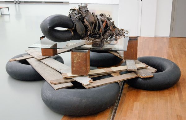 Carel Visser - Dier - Rubber, leer, blik, glas en hout