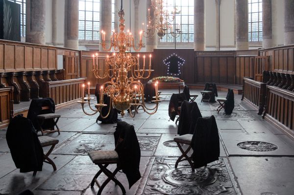 Christian Boltanski - Attente - 15 stoelen met 15 jassen