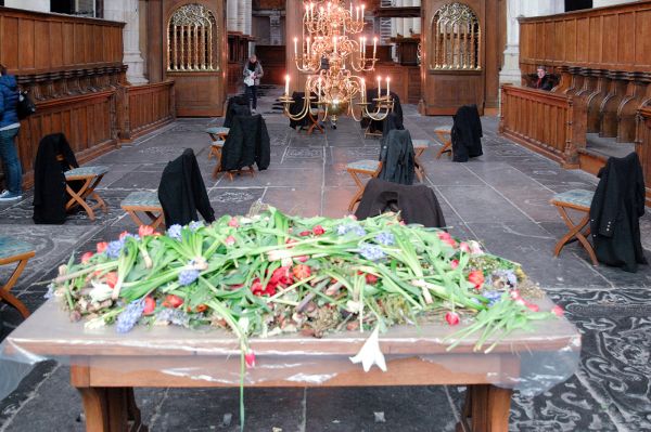 Christian Boltanski - Autel - Bloemen en folie op altaar