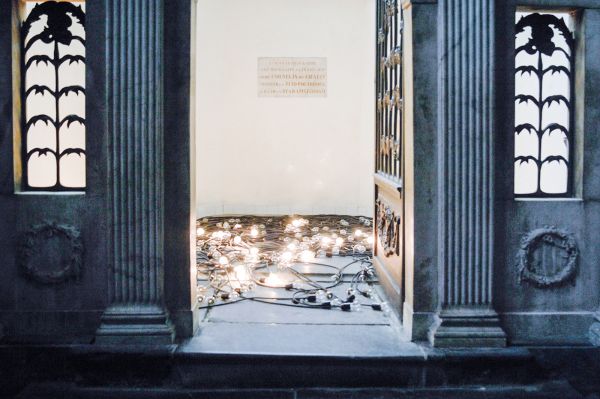 Christian Boltanski - Crepuscule - 300 gloeilampen, draad en tijdslot