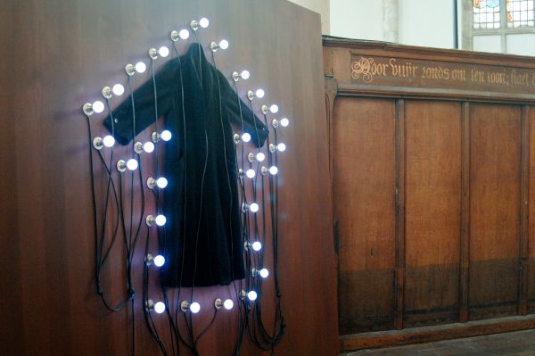 Christian Boltanski - Le Manteau - Jas, gloeilampen en draad
