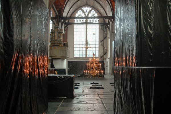 Christian Boltanski - Les Appareils - Hout, donker plastic