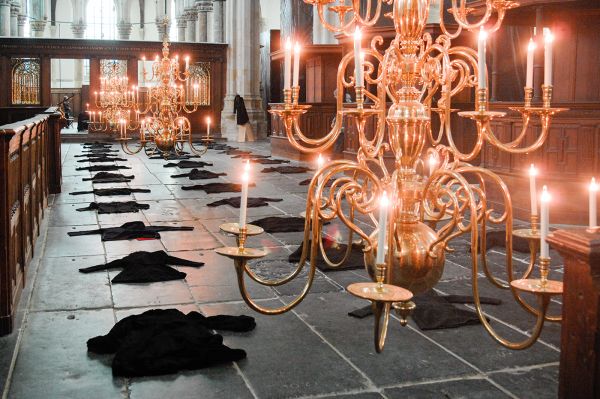 Christian Boltanski - Les Manteaux - 55 jassen van buurtbewoners