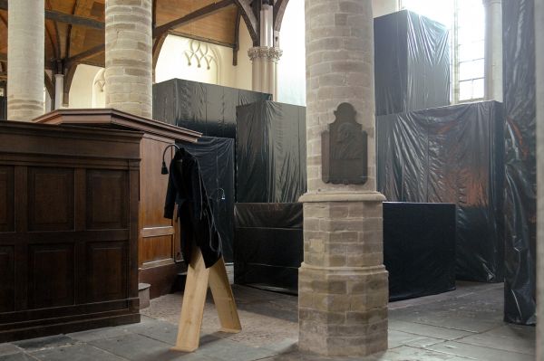 Christian Boltanski - Prende la Parole - Houten constructie, lamp, draad, donkere wollen jassen