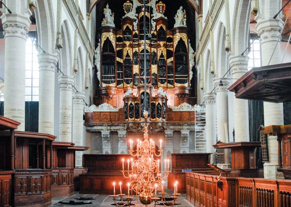 Christian Boltanski - (onbekende titel) - Laag gehangen lampen, ingreep