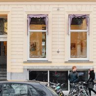 Het is vooral die alombekende foto met Beatrix waar ik Allard Budding (1963-2017) van kende. En daarbij het bericht een aantal maanden terug dat hij zijn eigen leven ontnam. Velen bleken [&hellip;]