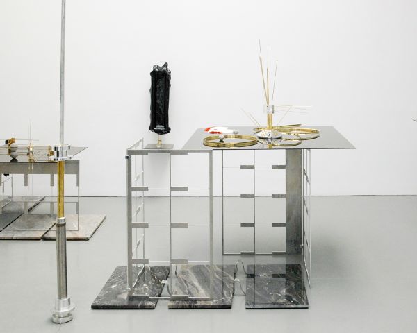 David Jablonowski - Future Commodity (Landscape with cairns) I - 150x121x170cm Aluminium, brons, marmer (arabescato scuro), spinazie, paprika, kruidnagel en kaneel