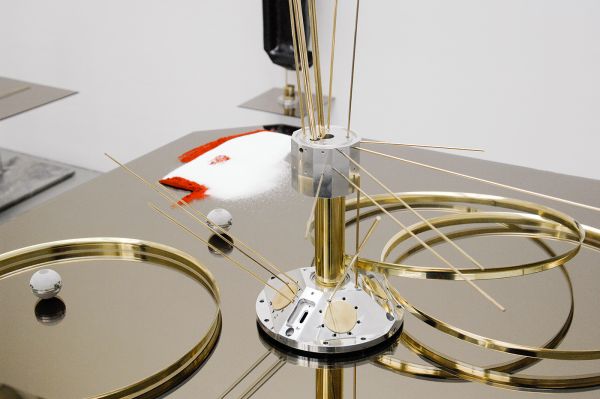 David Jablonowski - Future Commodity (Landscape with cairns) I - 150x121x170cm Aluminium, brons, marmer (arabescato scuro), spinazie, paprika, kruidnagel en kaneel (detail)