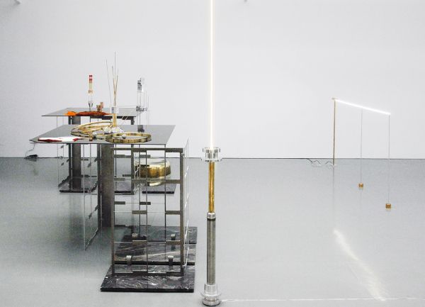 David Jablonowski - Future Commodity (Landscape with cairns) II - 174x139x175cm Aluminium, brons, marmer (arabescato scuro), spinazie, paprika, kruidnagel en kaneel & Future Commodity (landscape with cairns) II - 174x139x175cm Marmer (arabescator scuro), aluminium, staal, messing, zout, paprika, titanium en roestvrij staal & New Vertical Intrastructure (growth explosion) 4 - 600x17x16cm LED, aluminium en messing