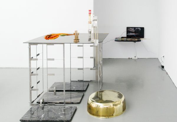 David Jablonowski - Future Commodity (Landscape with cairns) I - 150x121x170cm Aluminium, brons, marmer (arabescato scuro), spinazie, paprika, kruidnagel en kaneel & The Golden Rules of Flaming (Remasted) - 85x170x50cm Messing, Marklin trein, aluminium, TV en video