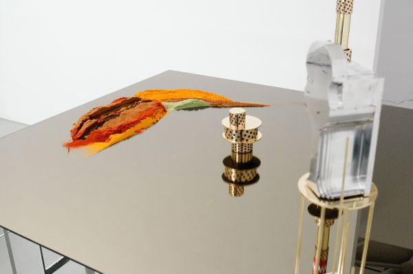 David Jablonowski - Future Commodity (Landscape with cairns) II - 174x139x175cm Aluminium, brons, marmer (arabescato scuro), spinazie, paprika, kruidnagel en kaneel (detail)