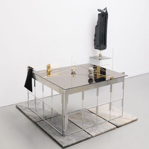 David Jablonowski - Future Commodity (Landscape with cairns) III - 110x126x139cm Marmer (arabescato scuro), aluminium, messing, titanium en roestvrij staal