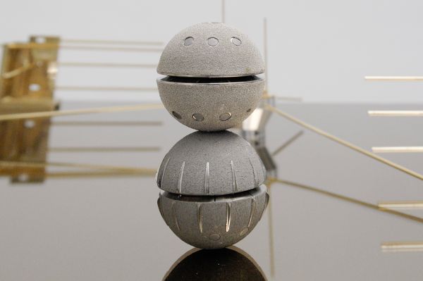 David Jablonowski - Future Commodity (Landscape with cairns) III - 110x126x139cm Marmer (arabescato scuro), aluminium, messing, titanium en roestvrij staal (detail)