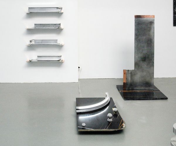 David Jablonowski - Futures (forward Contract - 171x82x20cm, Aluminium en koper & Public Hybrid, Conerstone with Titanium Cairns - 18x116x75cm Titanium, messing, marmer (sahara noir) LED en aluminium & Public Hybrid (High Performance Connector) I - 152x80x37cm Marmer (sahara noir) koper en aluminium