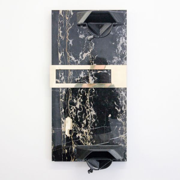 David Jablonowski - New Infrastructures (Portoro) 1 - 67x35x11cm Marmer (portoro), messing 3D print (koolstofvezel en polypropylene)