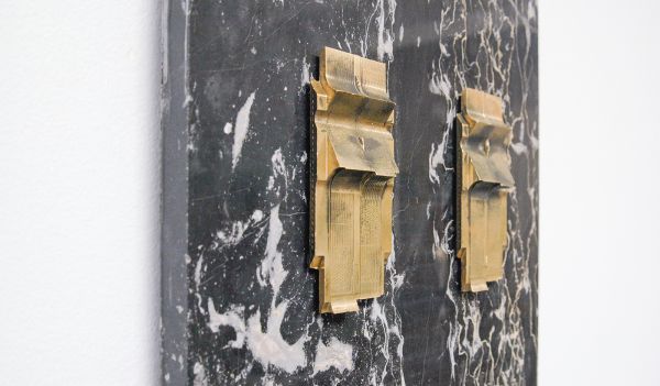 David Jablonowski - New Infrastructures (Portoro) 3 - 68x34x5cm Marmer (portoro), aluminium en staal (detail)